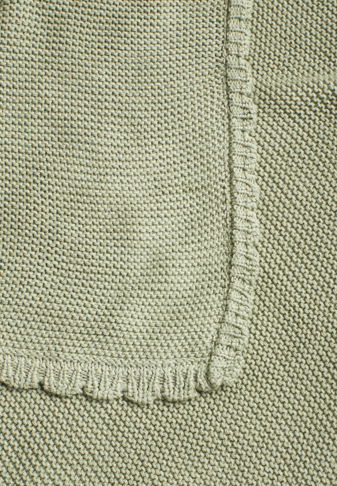 Baby knitted blanket with scalloped edge