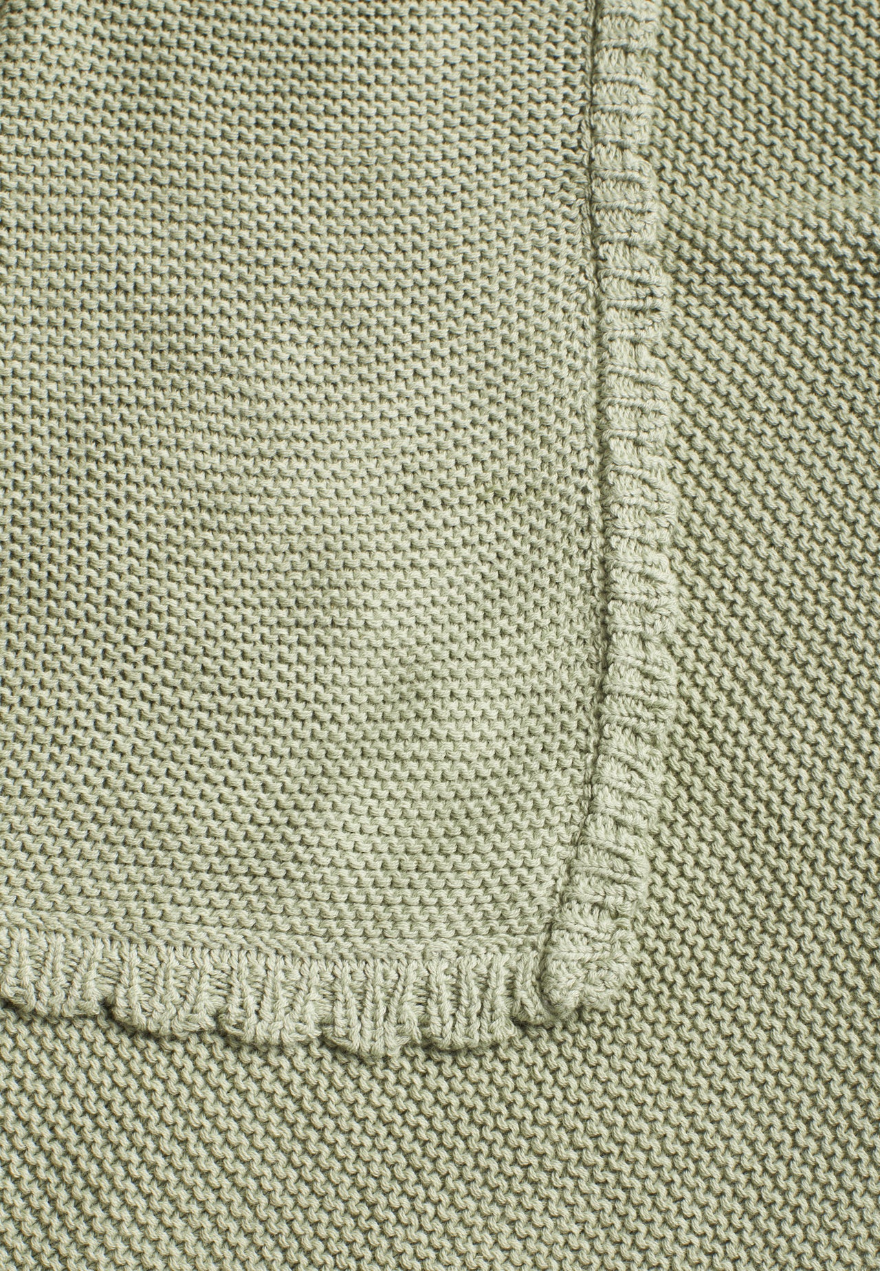 Baby knitted blanket with scalloped edge