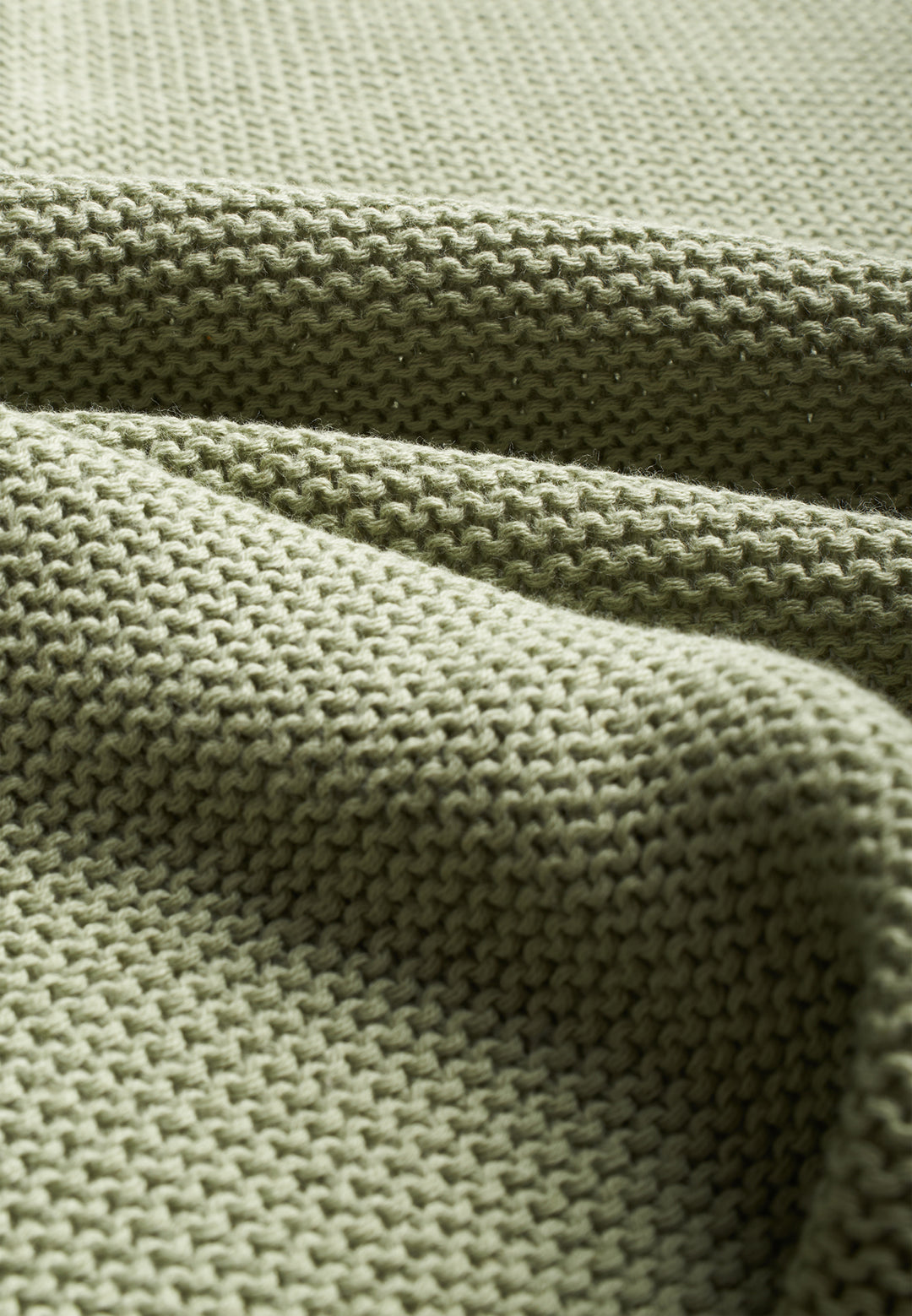 Baby knitted blanket with scalloped edge
