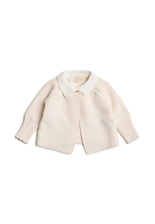 Baby-Strickjacke mit festoniertem Kragen